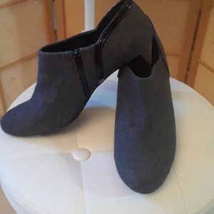 Liz Claiborne women's gray and black heels size 8M